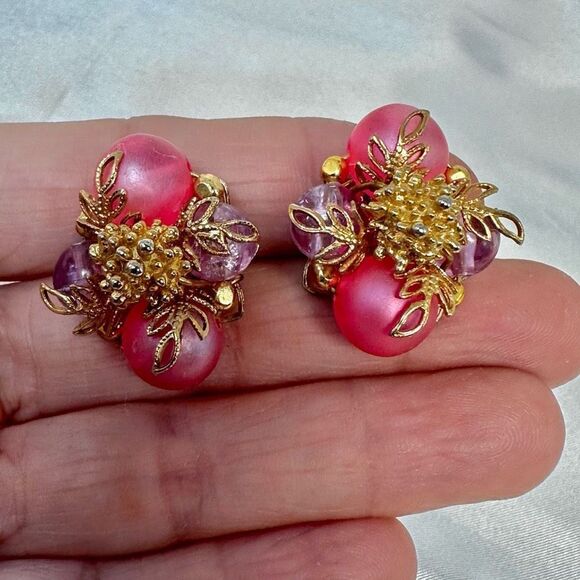 Pink and goldtone vintage cluster post earrings - Picture 1 of 8